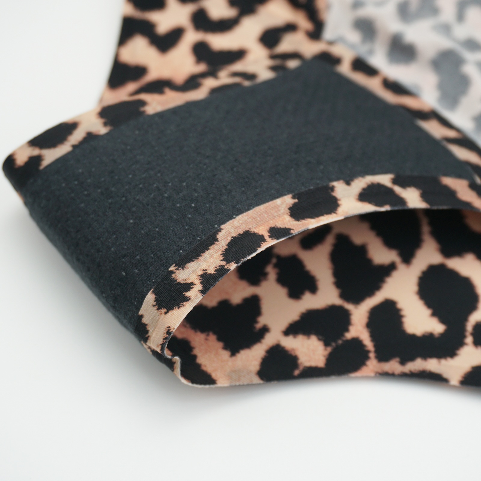 Calcinha de &eacute;poca com estampa de leopardo | OEM de 4 camadas de fluxo pesado de altura m&eacute;dia | Fabricante de roupas &iacute;ntimas de &eacute;poca com design personalizado